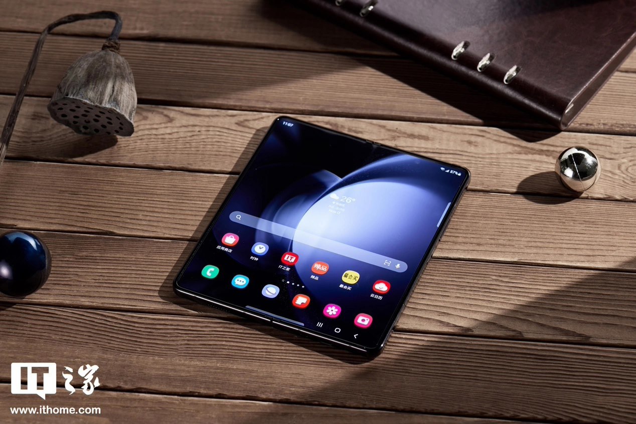 Only one model this year, Samsung Galaxy Z Fold6 mobile phone exterior screen exposed: symmetrical frame