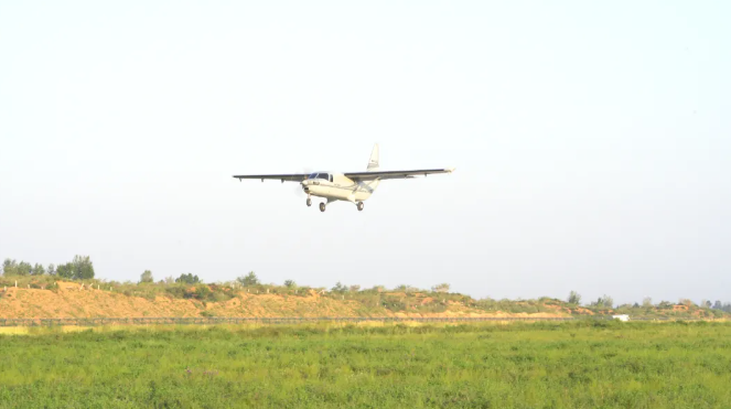 le premier avion de transport sans pilote à grande échelle de Chine avec une charge supérieure à 3 tonnes, le « SA750U », a effectué avec succès son vol inaugural, avec des systèmes et des matériaux produits dans le pays