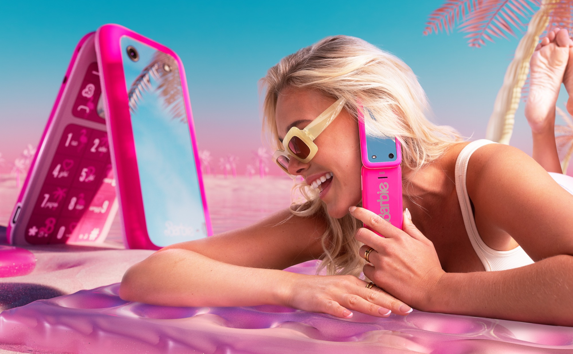 Le téléphone à clapet HMD Barbie dévoilé : écran miroir, batterie interchangeable et Snake sont à bord