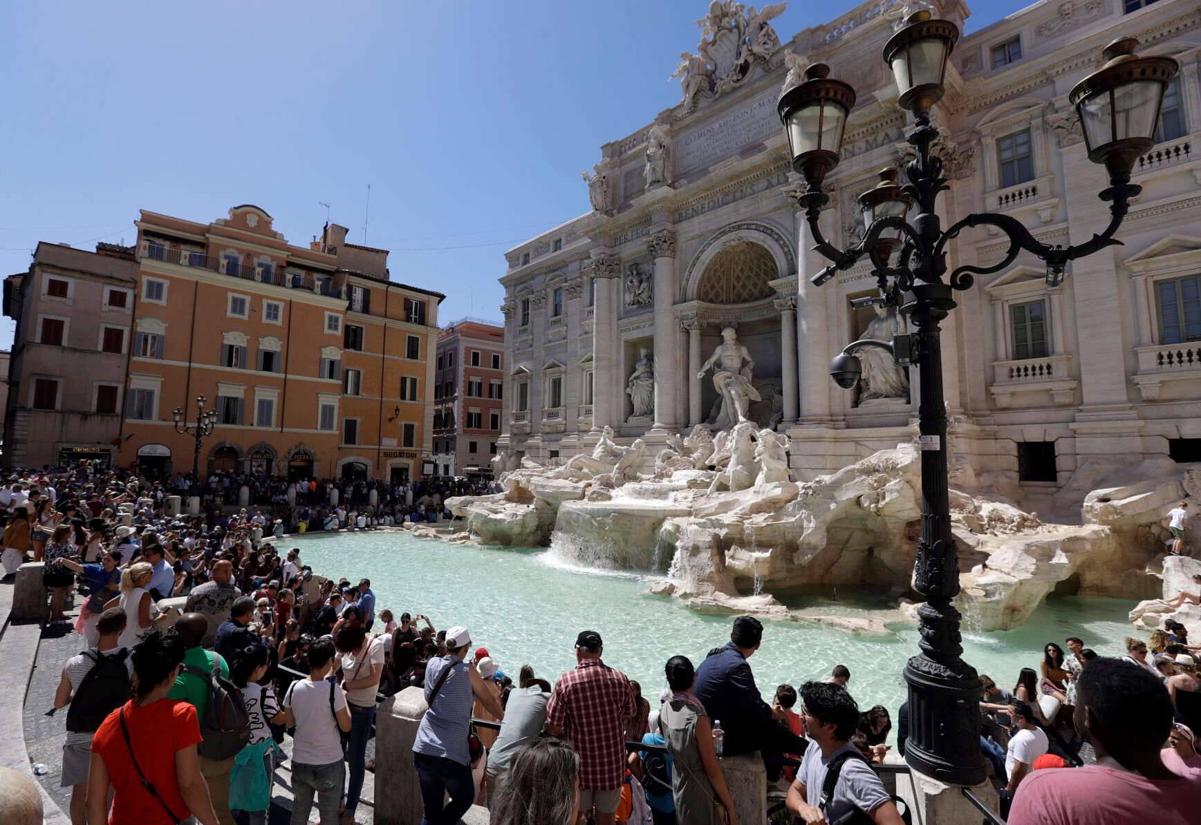 Rome envisage un droit d'entrée de 2 € à la fontaine de Trevi pour gérer les foules touristiques