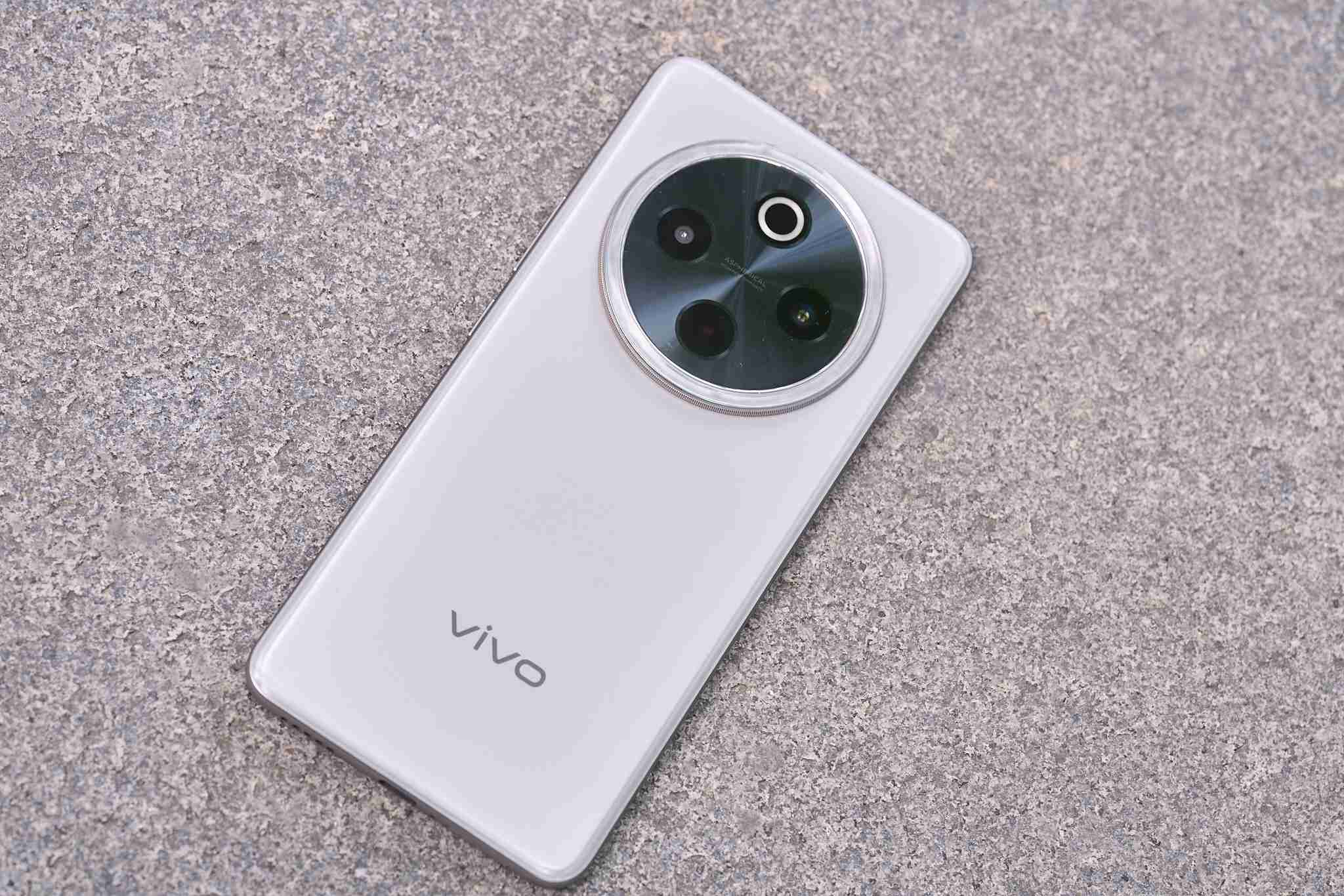 vivo Y300 Pro首发上手体验：轻薄机身下的「续航灭霸」