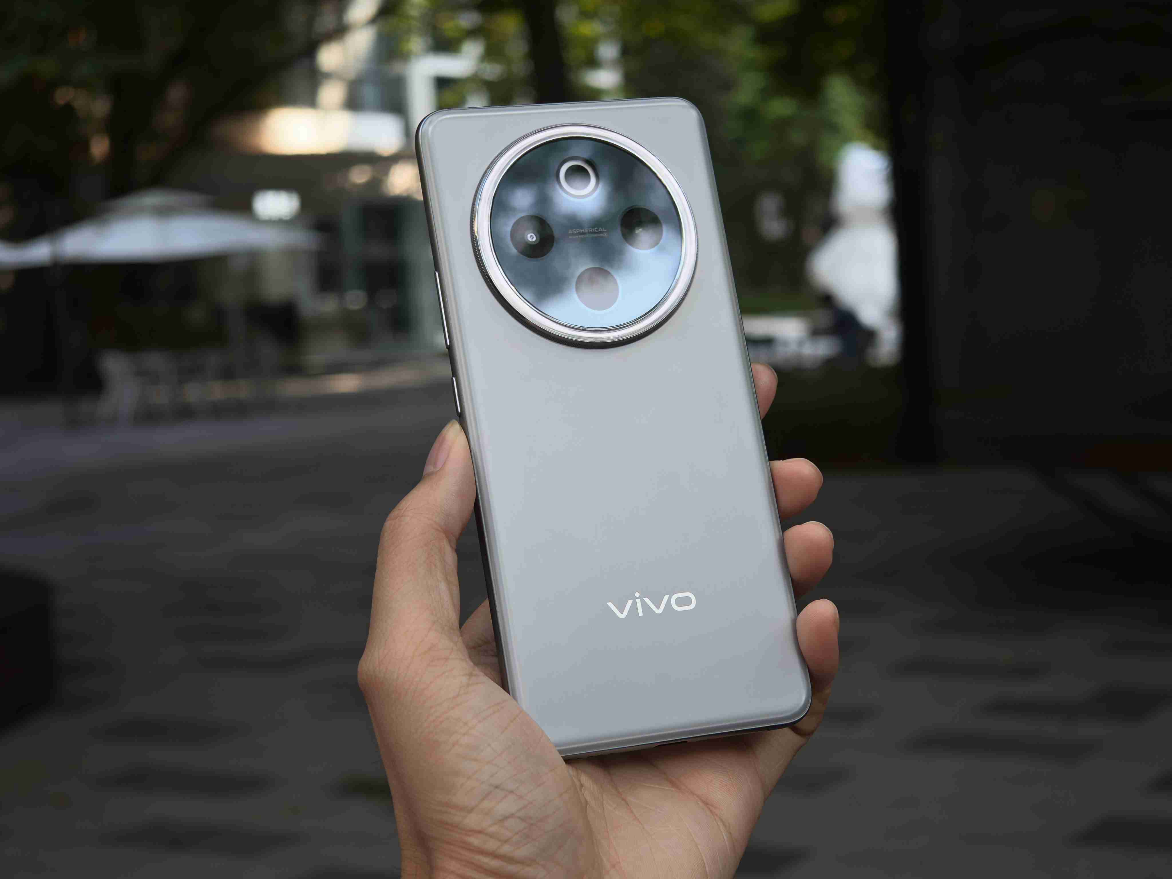 vivo Y300 Pro首发上手体验：轻薄机身下的「续航灭霸」