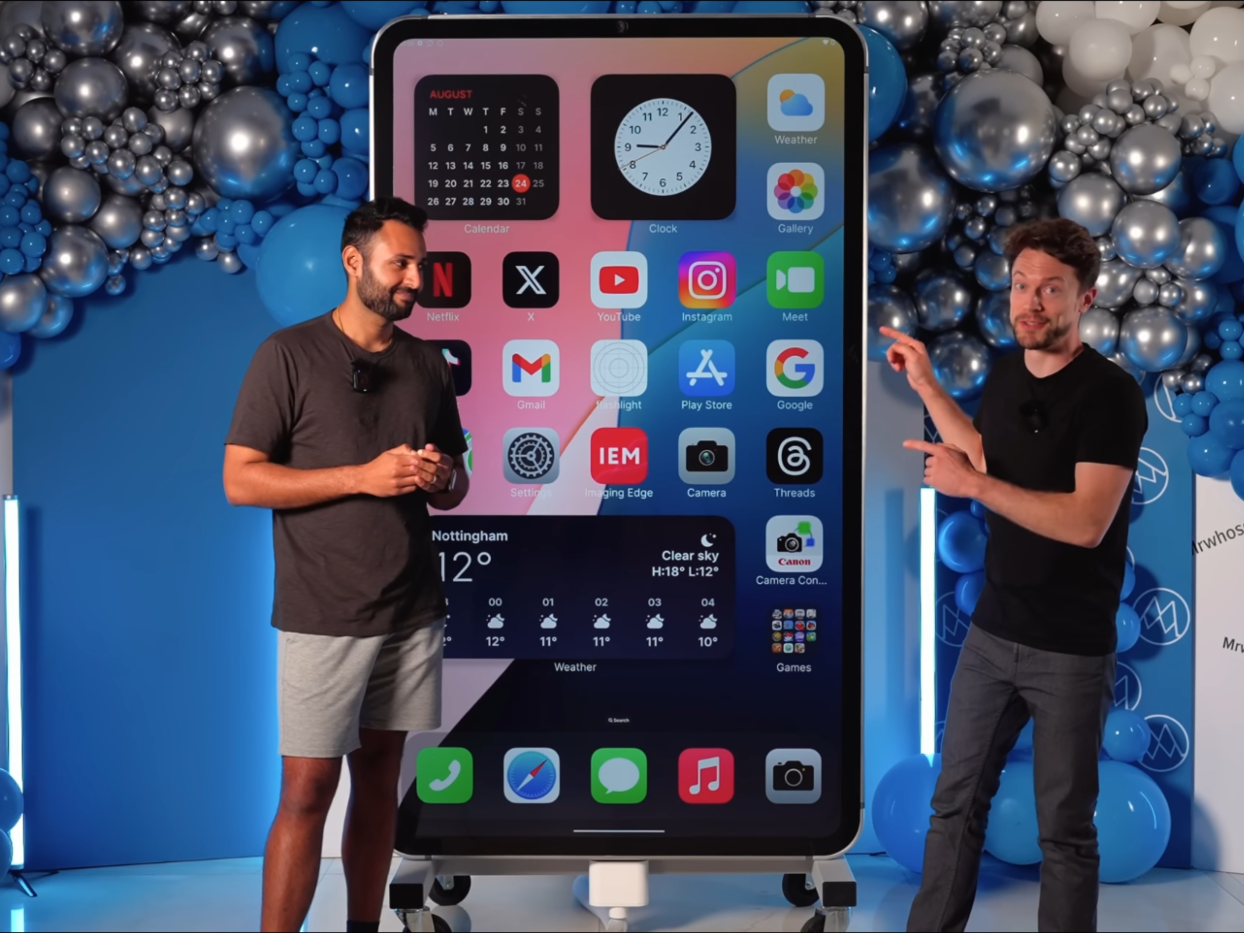 YouTuber membina iPhone 2 meter dan memecahkan dua rekod dunia