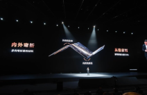 华为Mate XT首发华为天工铰链系统：非牛顿流体+业界最大UTG玻璃