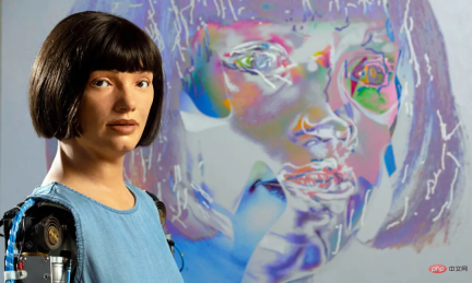 女王登基70周年，世上首个超逼真人形机器艺术家献上肖像画作，被锐评“缺少信念”