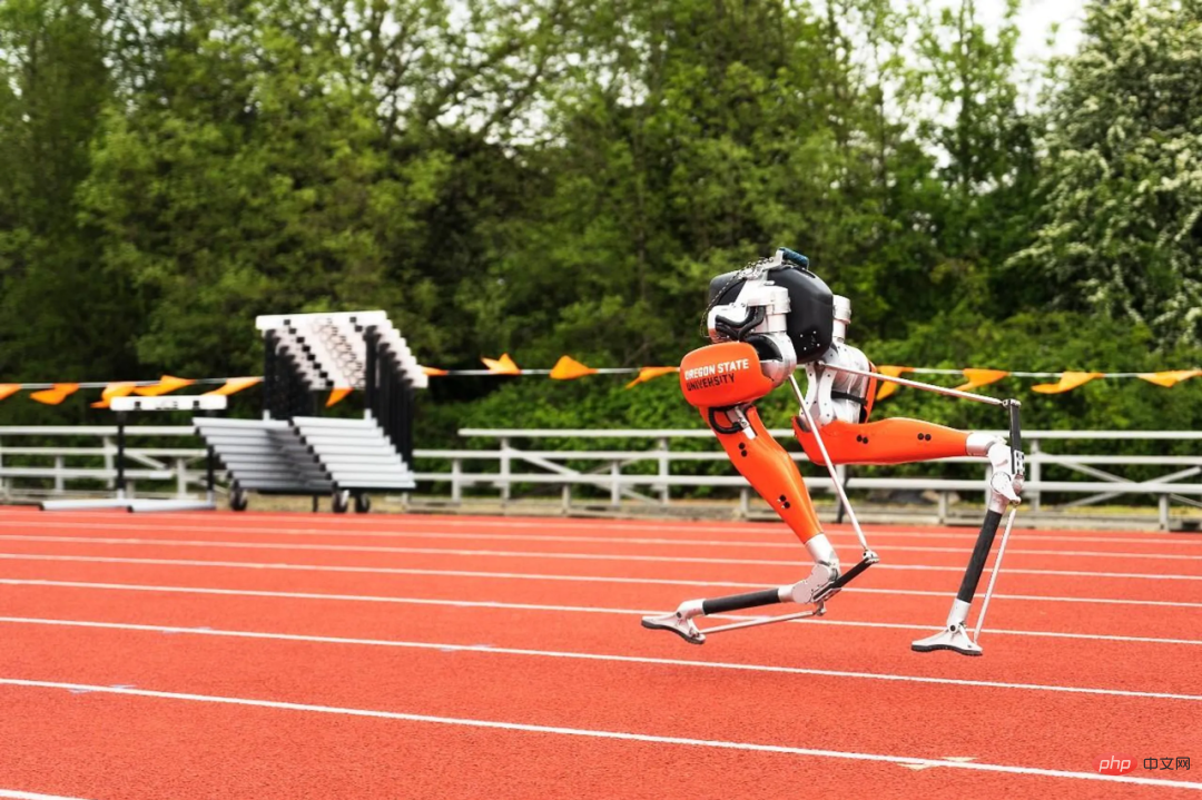 24.73 seconds! Bipedal robot Cassie challenges 100-meter run and sets world record