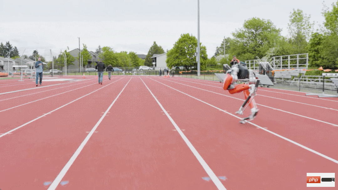 24.73 seconds! Bipedal robot Cassie challenges 100-meter run and sets world record