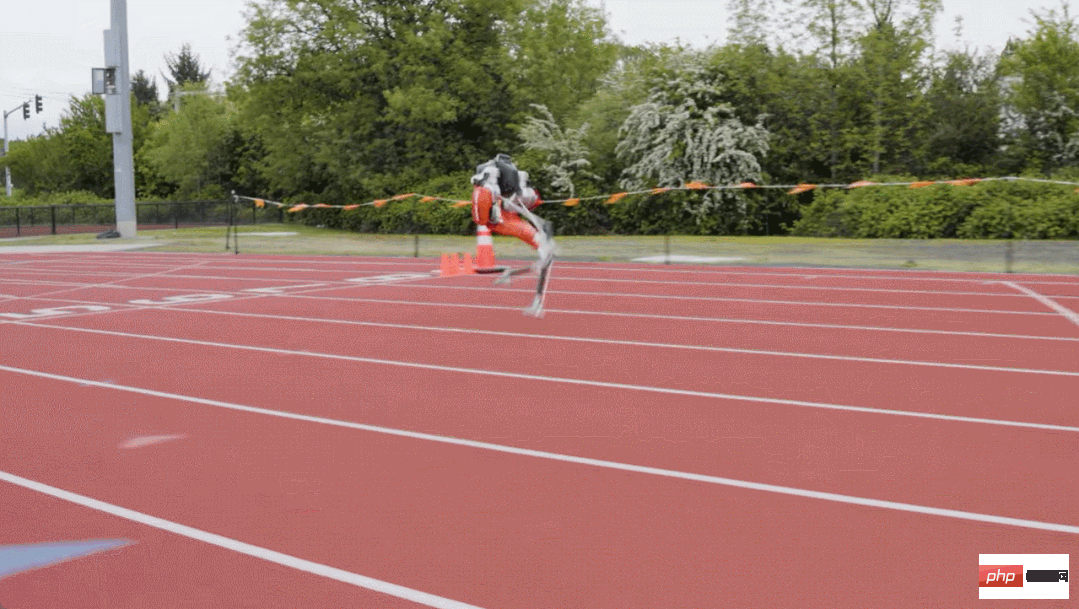 24.73 seconds! Bipedal robot Cassie challenges 100-meter run and sets world record