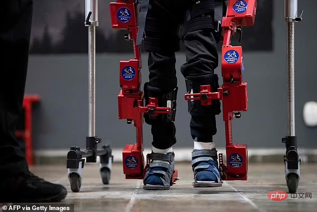 Bantu kanak-kanak berumur 8 tahun dengan cerebral palsy mengambil langkah pertama! Robot pemulihan exoskeleton gait pertama untuk kanak-kanak yang mengawal fleksibiliti sendi