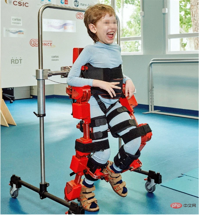 Helfen Sie einem 8-jährigen Kind mit Zerebralparese, den ersten Schritt zu machen! Der erste Exoskelett-Rehabilitationsroboter für Kinder, der die Gelenkflexibilität kontrolliert