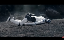 走路都会摔倒的小米“铁大”机器人，终于学会了打架子鼓，似乎打的还不错？