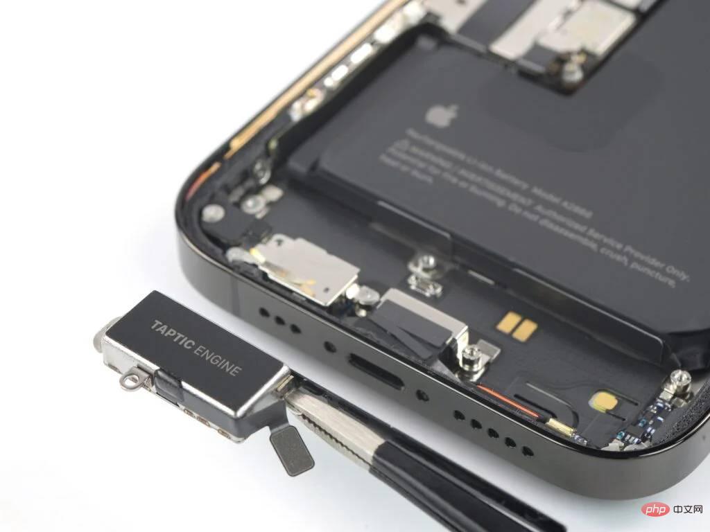 iPhone 15 Pro 볼륨 버튼은 솔리드 스테이트 디자인을 사용하고 Taptic Engine이 장착되어 있습니다.