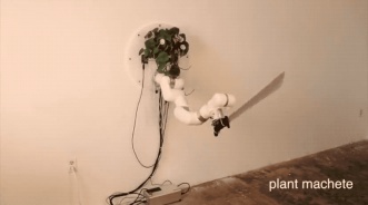 他让盆栽控制大砍刀、驾驶无人机，还让苍蝇敲键盘发帖，网友：好怪，再看一眼
