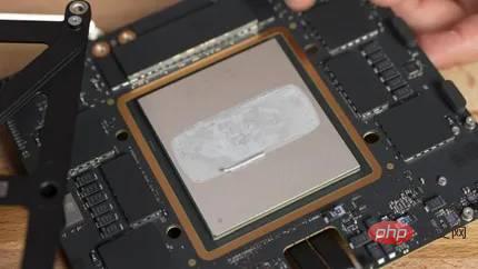 Apple M1 Ultra CPU比 AMD Ryzen CPU 大近 3 倍，好大一块！