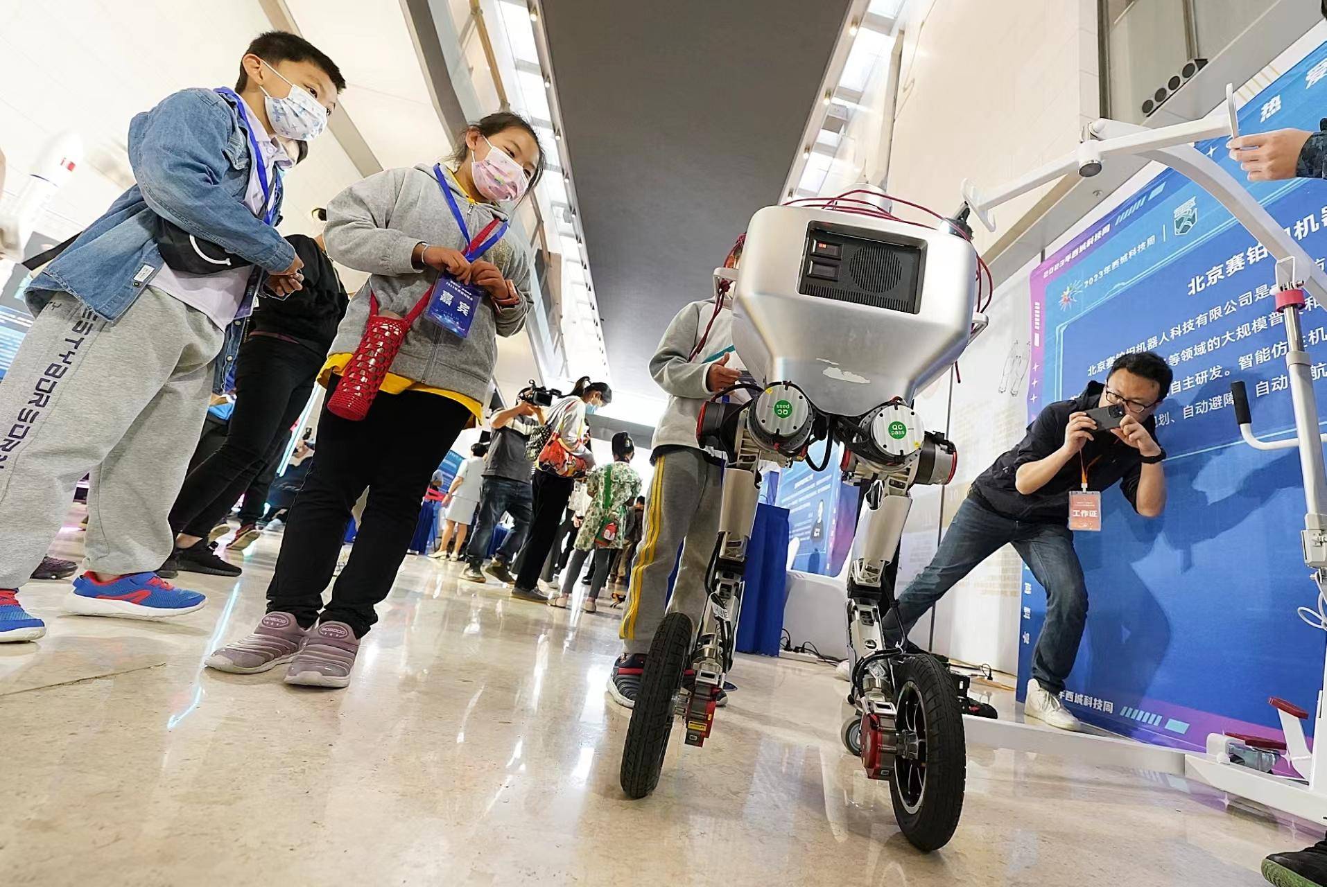 On the flyover, robots and mechanical dogs are performing live today! Small audiences are the happiest