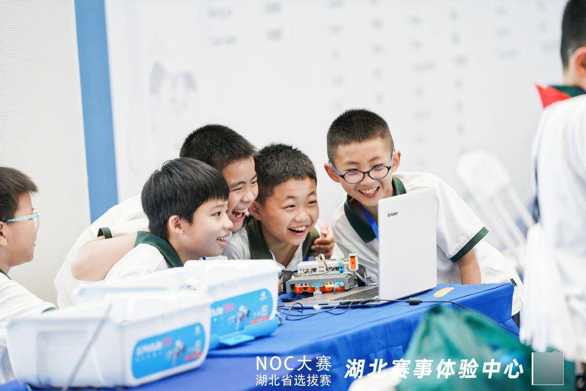 Thousands of people competed in the same room to show the excitement of artificial intelligence, and the NOC competition Hubei Province selection competition was successfully held