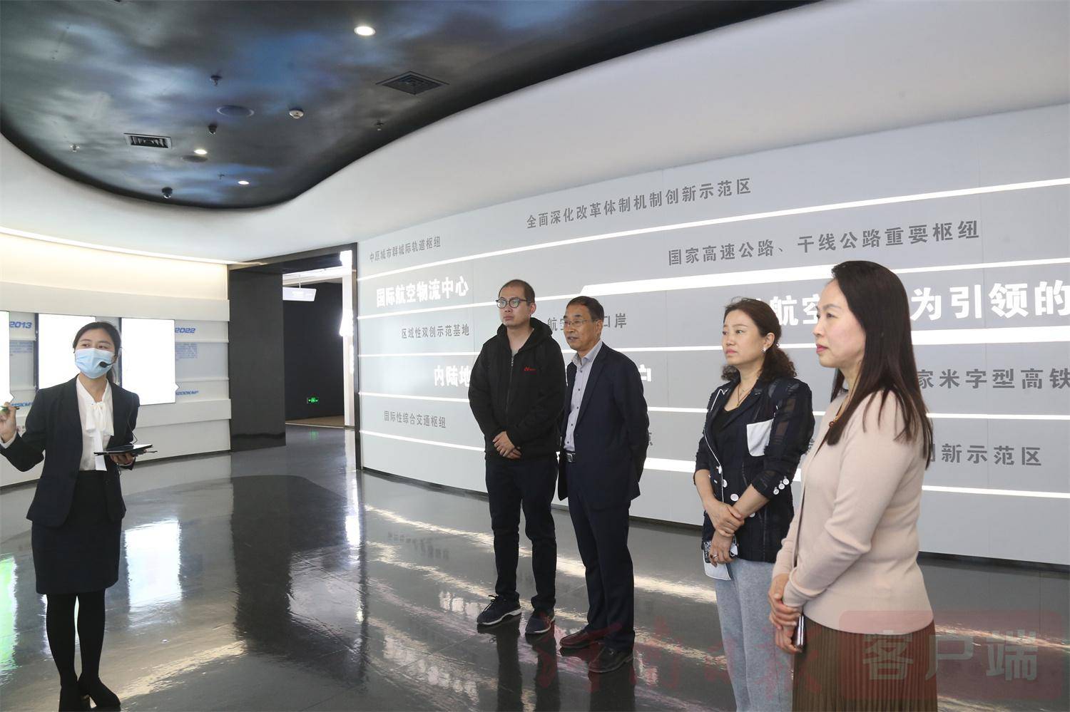 上海交通大学人工智能研究院副院长刘燕京一行到访郑州外国语学校航空港校区