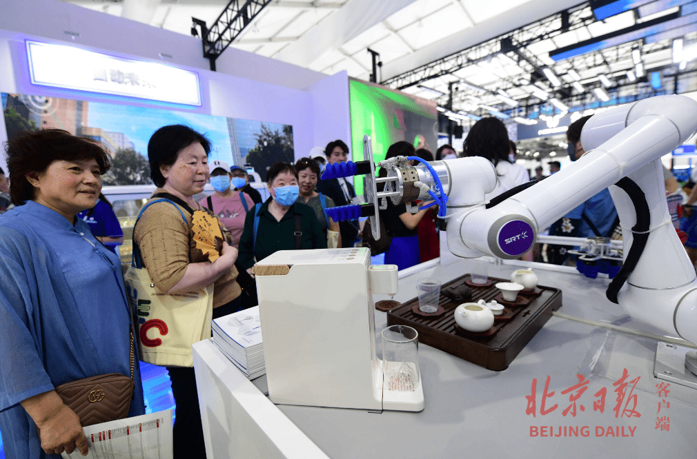 Robots make tea and broadcast live broadcasts to the earth... Nearly 40 companies in Yizhuang unveiled new products