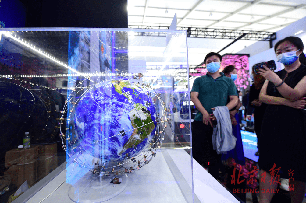 Robots make tea and broadcast live broadcasts to the earth... Nearly 40 companies in Yizhuang unveiled new products