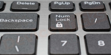 コンピューターまたはラップトップでキーボードのキーが機能しない問題を解決するにはどうすればよいですか?