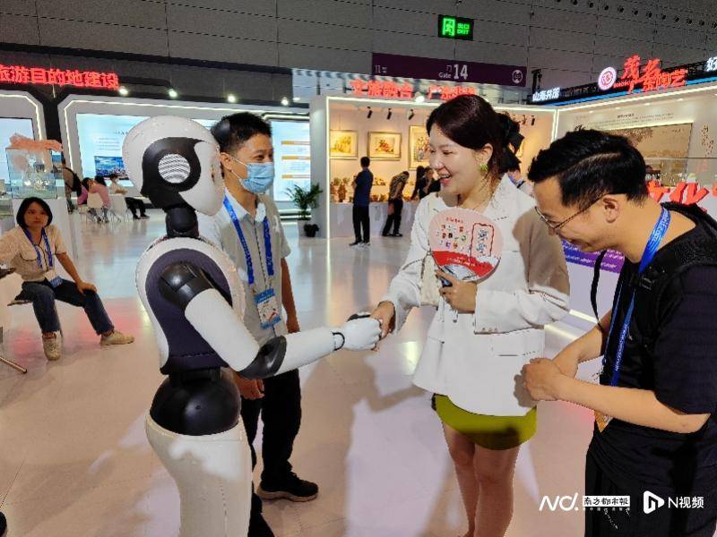 Museum visit at the Cultural Expo | This robot can shake hands and fist-bump, and is also an interpreter of intangible cultural heritage!