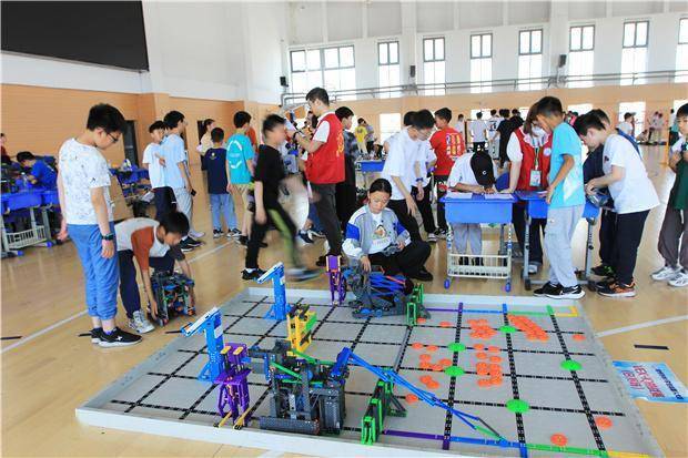 Bureau de léducation : Changzhou organise un concours de robots pour les élèves des écoles primaires et secondaires