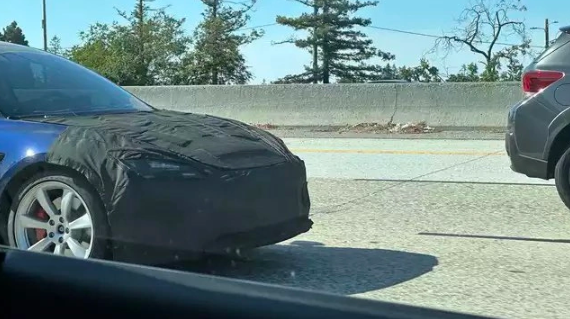 特斯拉Model 3再添新变化！路测照片曝光蓝色车型