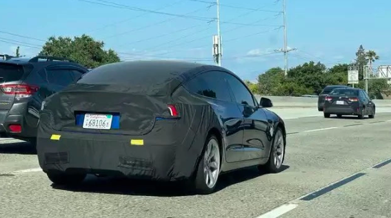 特斯拉Model 3再添新变化！路测照片曝光蓝色车型