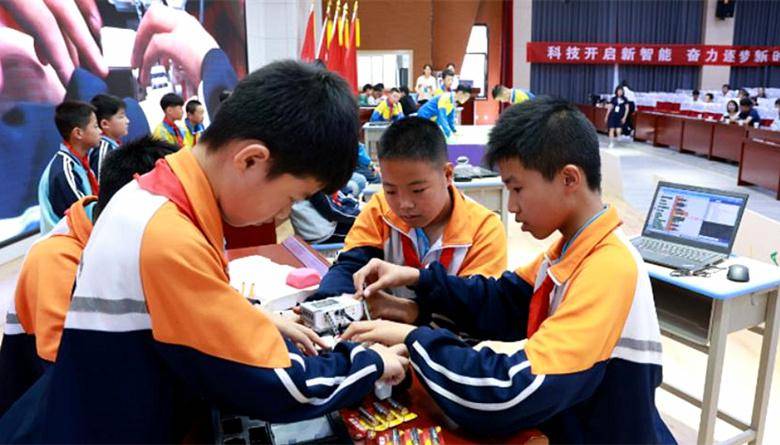 Le 3e Concours dinnovation de robots pour les jeunes de Binzhou sest déroulé avec succès