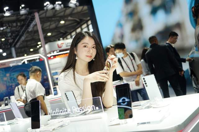 Laporan CCTV mengenai teknologi interaksi manusia-komputer kenderaan! Meizu beraksi dengan baik di MWC Shanghai, dan adegan itu sedang rancak