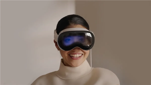 苹果Vision Pro混合现实头显：简洁追踪手眼动作，无需辅助设备