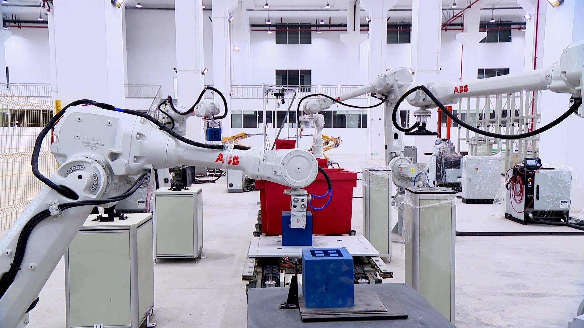 抢占新赛道 加快机器人产业集聚发展