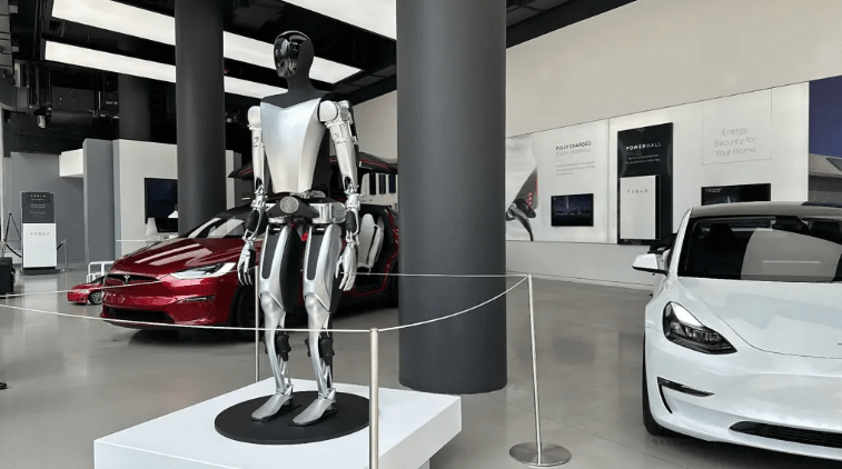 特斯拉 Optimus 人形机器人入驻北美门店，帮助提升汽车销量