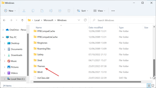主题背景位于 Windows 11 中的什么位置?