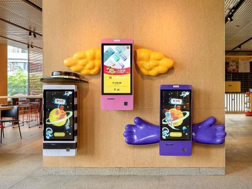 The newly upgraded Guangzhou McDonalds: the largest restaurant officially introduces smart robots