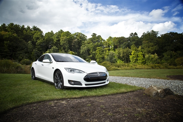 La concurrence sur le marché des véhicules électriques est féroce, Tesla continue de baisser les prix