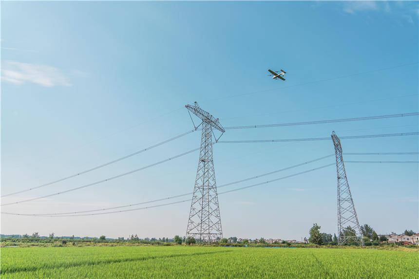 Nouvelle percée ! State Grid Jingzhou Power Supply Company utilise pour la première fois des drones à voilure fixe pour inspecter les lignes de transmission à ultra haute tension