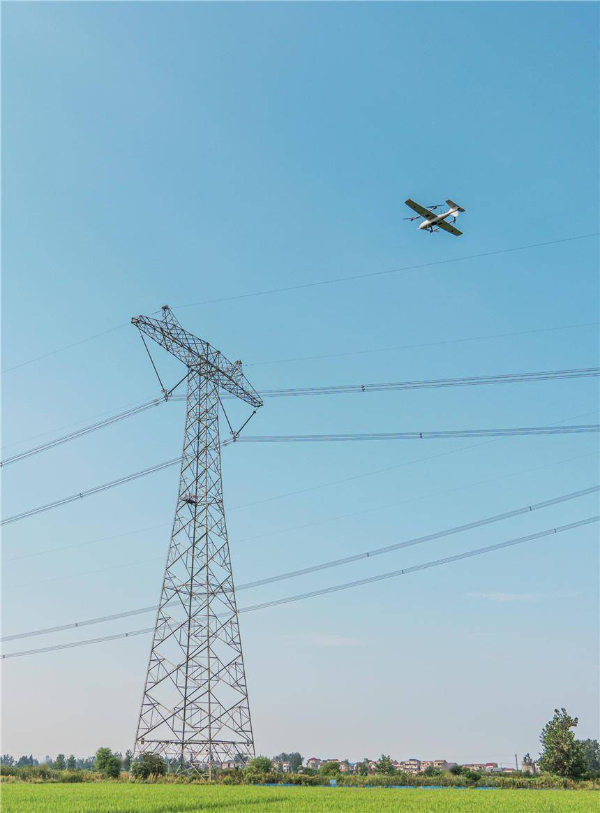 New breakthrough! State Grid Jingzhou Power Supply Company uses fixed-wing drones for the first time to inspect ultra-high voltage transmission lines