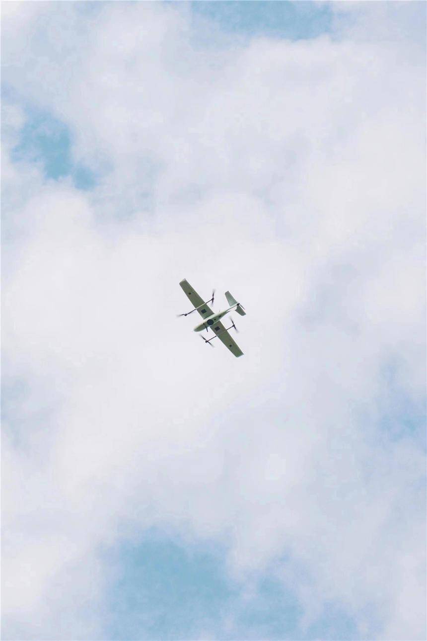 New breakthrough! State Grid Jingzhou Power Supply Company uses fixed-wing drones for the first time to inspect ultra-high voltage transmission lines