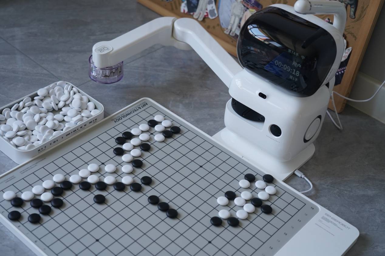 Improve childrens Go skills, experience the Yuanluobo SenseRobot AI chess-playing robot Go version, and become a Go master