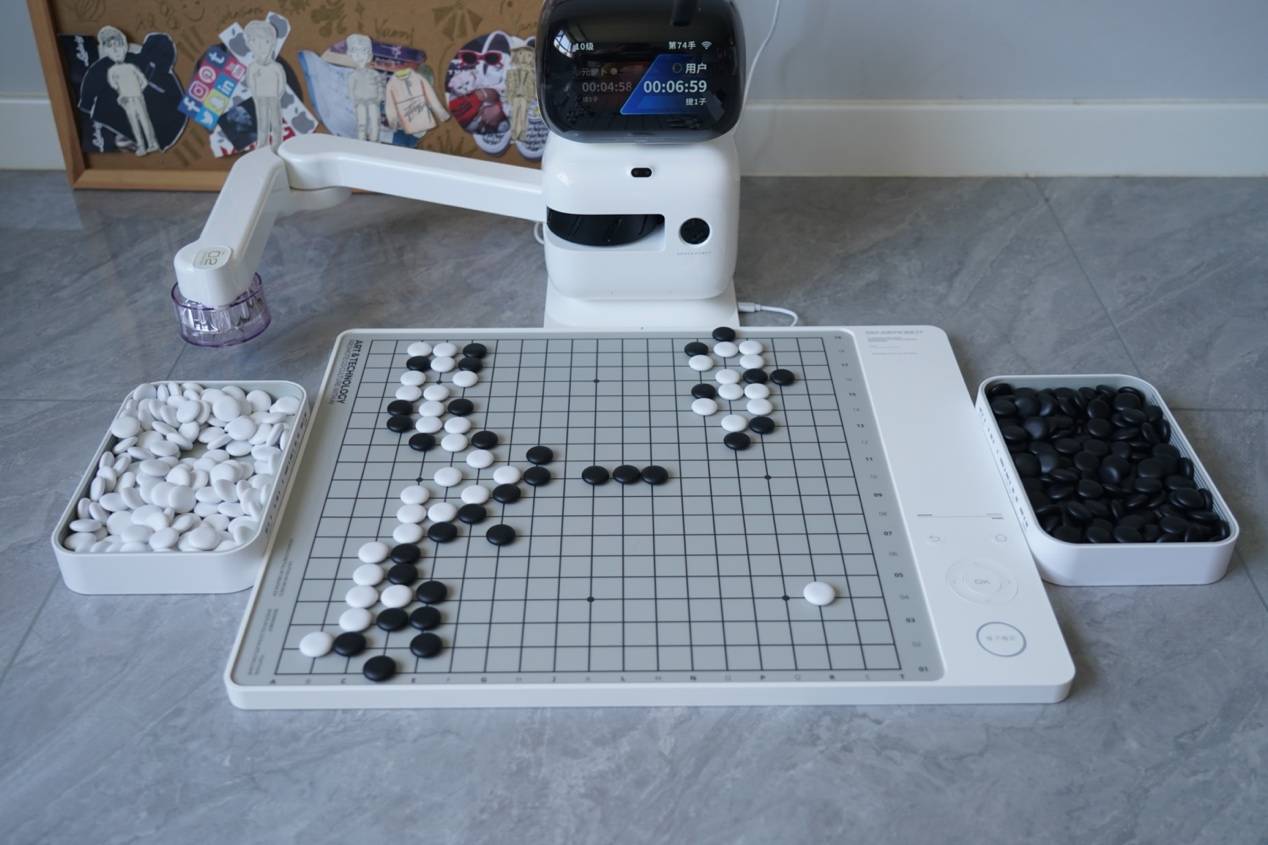 Improve childrens Go skills, experience the Yuanluobo SenseRobot AI chess-playing robot Go version, and become a Go master