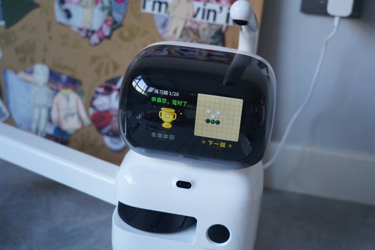 Improve childrens Go skills, experience the Yuanluobo SenseRobot AI chess-playing robot Go version, and become a Go master