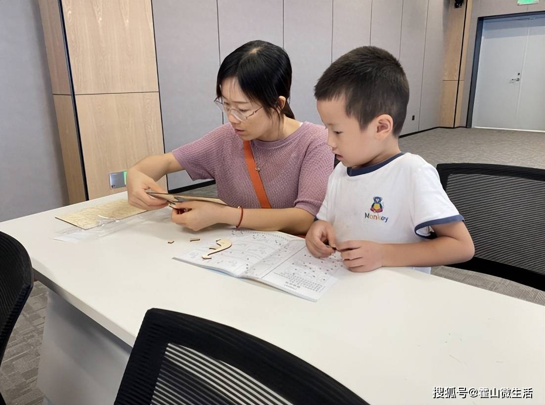 Huoshan County Library, Huotu의 인민 교실 출시 - 공룡 백과사전 AR 독서 홍보 활동