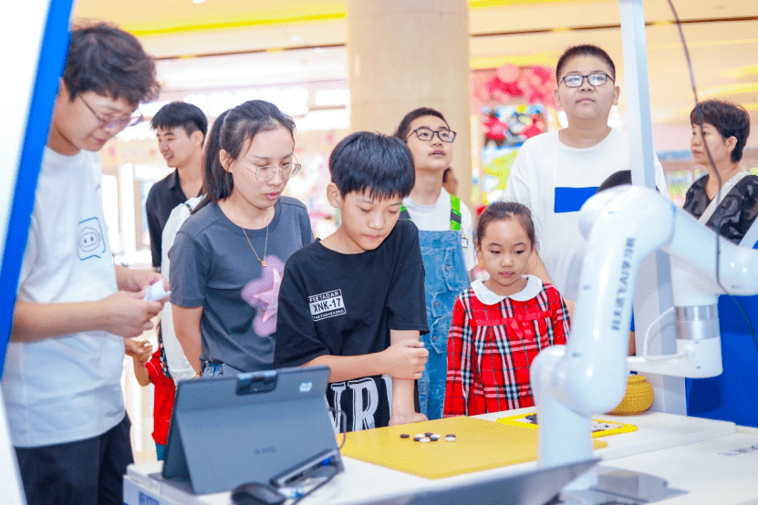 Die texanische „AI Black Technology Exhibition zog viele Eltern und Kinder an und zeigte den unendlichen Charme der künstlichen Intelligenz!