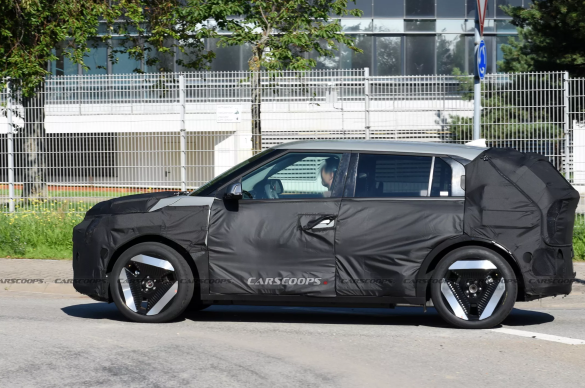 La stratégie électrique de Kia est à nouveau améliorée : des photos espion EV4 exposées, le positionnement en termes de taille défiera le marché des petits SUV