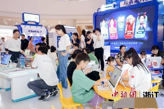 Pameran Pengalaman Teknologi Hitam AI Imersif dibuka dengan megah di Hangzhou, Zhejiang, menunjukkan daya tarikan kecerdasan buatan