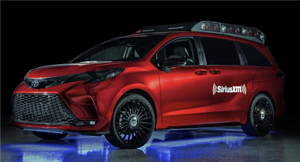 Toyota Sienna : super audio + carrosserie rouge vif, créant une plateforme musicale mobile choquante !