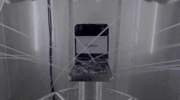 三星Galaxy Z Flip5再次提升耐用性，采用超薄柔性玻璃+装甲铝材料