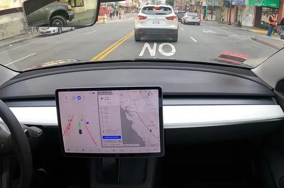 La fonctionnalité de conduite urbaine autonome de Tesla fait ses débuts aux États-Unis