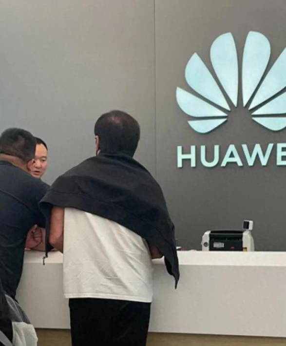 Jackie Chan secara senyap-senyap melawat kedai utama Huawei di Chongzhou dan secara senyap-senyap membeli telefon bimbit Mate generasi terbaru